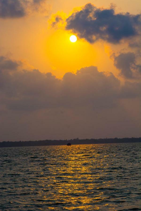 Marvel Cruise Otel Alappuzha Dış mekan fotoğraf